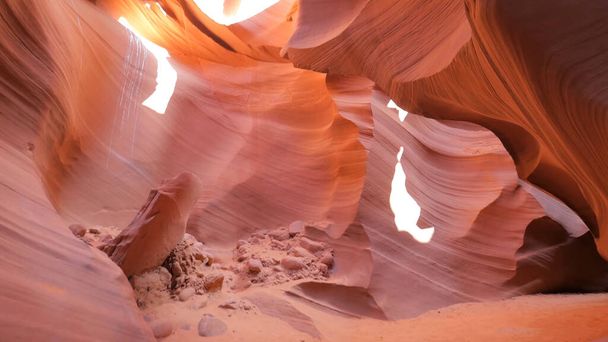 晴れた日に有名なアンテロープキャニオンで驚くべき砂岩の形成の美しい広い角度ビュー - 写真・画像