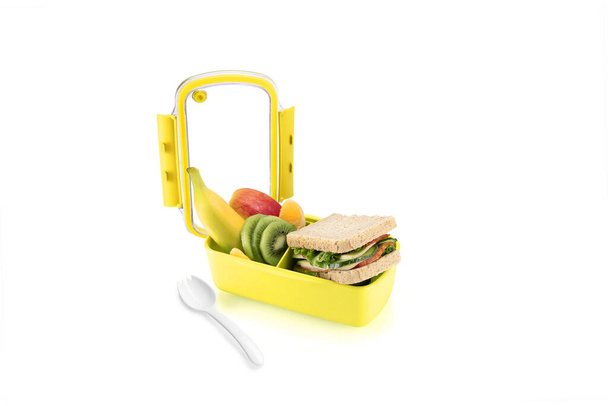 Sağlıklı sarı öğle yemeği, çocuklar için sandviç ve meyve. Beyaz arkaplanda izole. - Fotoğraf, Görsel