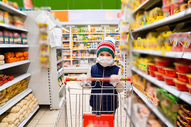 маленькая девочка медицинская маска, перчатки делать покупки
 - Фото, изображение
