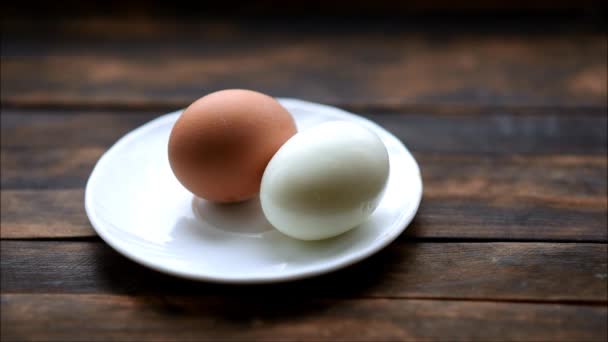 βραστά αυγά κοτόπουλου είναι σε ένα πιάτο - Πλάνα, βίντεο