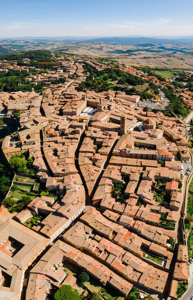 Spektakularny widok z lotu ptaka na stare miasto Volterra w Toskanii, Włochy. - Zdjęcie, obraz