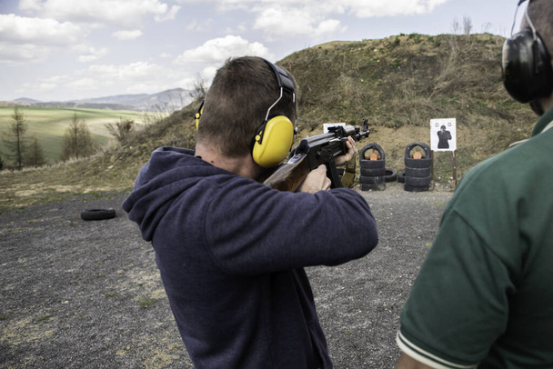 człowiek ze strzelbą w policyjnym szkoleniu wojskowym celujący w cel - Zdjęcie, obraz
