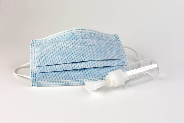 Χειρουργική μάσκα βαρύ καθήκον μπλε χρώμα ιατρική mufti στρώμα φίλτρο για τη ρύπανση από ιούς πλαστικό μπουκάλι μιας χρήσης - Φωτογραφία, εικόνα