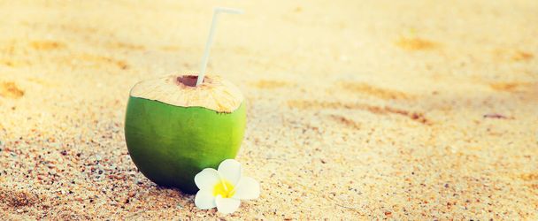 Kokosnuss auf einem Cocktail am Strand. Selektiver Fokus. Natur. - Foto, Bild