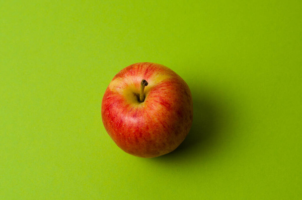 Appel op een groene achtergrond. Gezond eten, calorieën tellen en gewichtsverlies concept - Foto, afbeelding