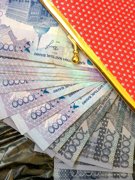 Χρήματα σε ένα πορτοφόλι μεγάλες ονομαστικές αξίες το νόμισμα του tenge της χώρας του Καζακστάν για το σχεδιασμό - Φωτογραφία, εικόνα