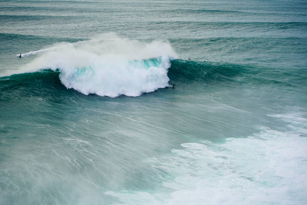 Μεγάλο κύμα του Ατλαντικού Ωκεανού από τη μικρή πόλη Nazare, Πορτογαλία - Φωτογραφία, εικόνα
