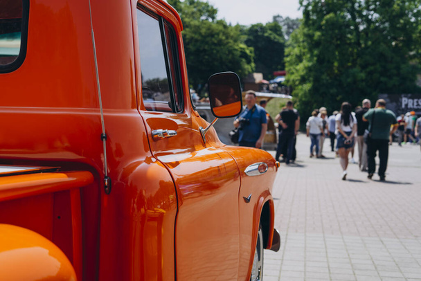 Orange Retro-Pickup an einem sonnigen Sommertag - Foto, Bild