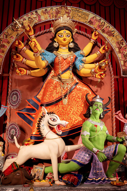 Bogini Durga idol w udekorowanym Durga Puja pandal, zastrzelony w kolorowe światło, w Kalkucie, Zachodni Bengal, Indie. Durga Puja jest największym religijnym festiwalem hinduizmu i jest obecnie obchodzony na całym świecie. - Zdjęcie, obraz