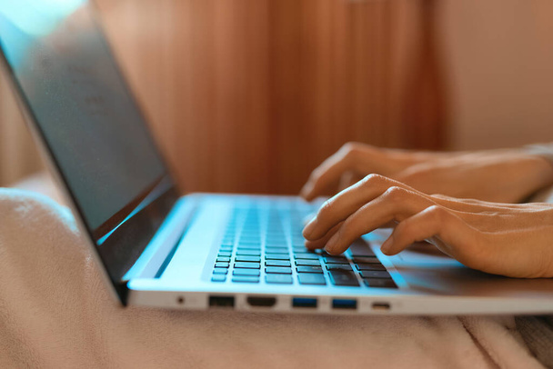 In Großaufnahme tippen weibliche Hände Text auf Laptop-Computer, suchen Informationen in sozialen Netzwerken, weibliche Tastatur Text mit Netbook zum Chatten. Konzept Fernarbeit, Technologie. - Foto, Bild