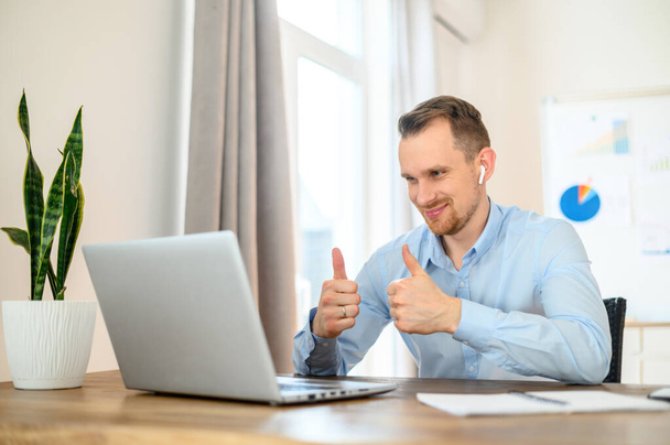 Facet w formalnej koszuli z poduszkami powietrznymi używa laptopa - Zdjęcie, obraz