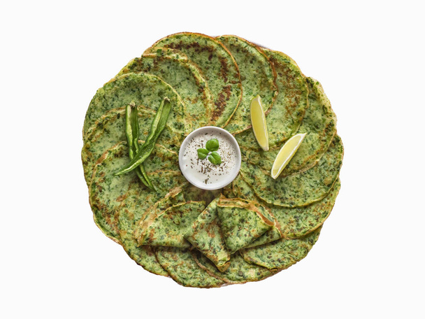 Isolierter Spinat Adai - indische grüne Pfannkuchen - Foto, Bild