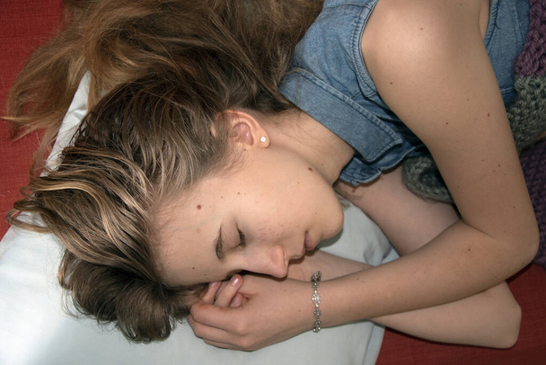 Nahaufnahme des Gesichts eines kranken Teenagers zu Hause - Foto, Bild