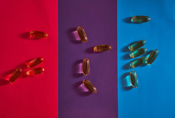 Pillen auf farbigem Hintergrund Nahaufnahme von oben - Foto, Bild