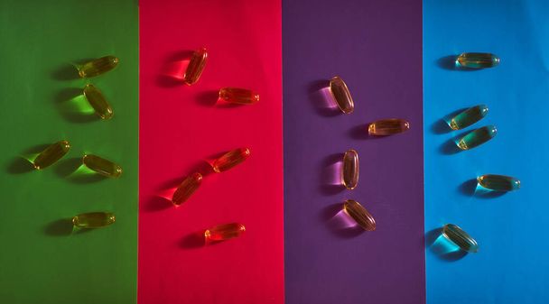 pastillas sobre un fondo de color cerca de la composición de vista superior
 - Foto, Imagen