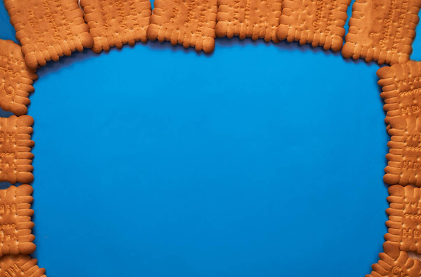 kompozitní sušenky na modrém pozadí ležel plochý horní pohled - Fotografie, Obrázek