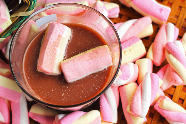 Cioccolata calda e marshmallow rosa
 - Foto, immagini