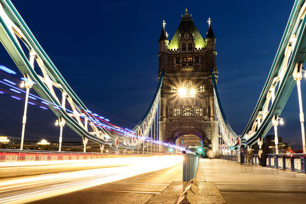 Ponte Torre iluminada com atmosfera mágica em modo de longa exposição. As lâmpadas estão a tornar-se estrelas, e o tempo parou de alguma forma. Longa exposição no centro de Londres na ponte mais famosa. Reino Unido
. - Foto, Imagem