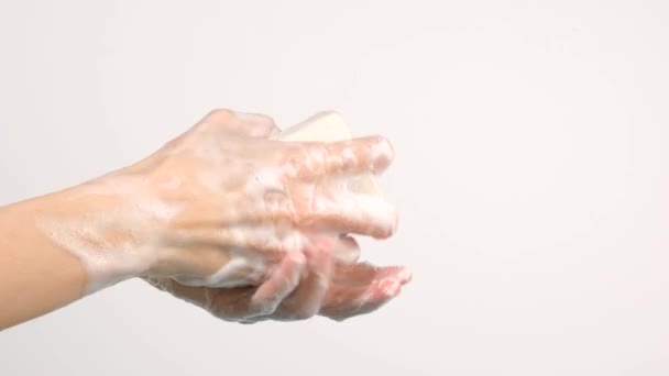 白人女性洗濯彼女の手でバブル石鹸バーで隔離された白い背景 - 映像、動画
