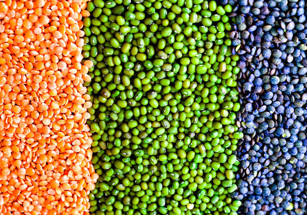 Fundo alimentar de cereais e leguminosas. Conceito de alimentação saudável. Close-up, espaço de cópia
 - Foto, Imagem