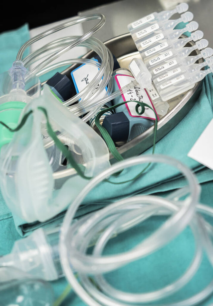 Maschera di ossigeno e nebulizzatori pronti per l'applicazione, immagine concettuale - Foto, immagini