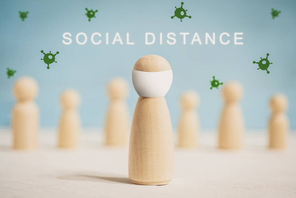 Le concept de distance sociale est une figure abstraite d'une personne dans un masque médical comme bouclier contre le virus COVID-19. Gros plan
. - Photo, image