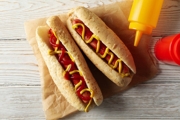 Gustosi hot dog su sfondo rustico in legno bianco
 - Foto, immagini