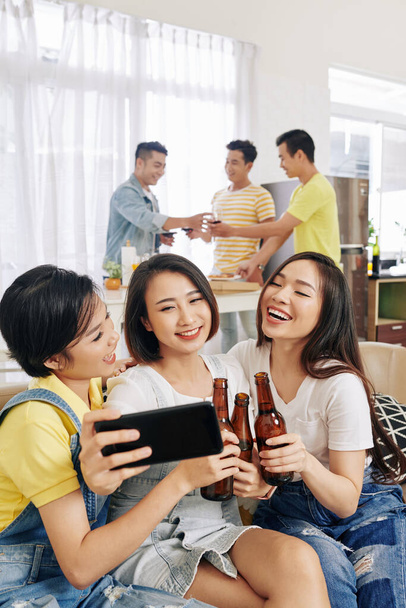Muito sorridente amigos do sexo feminino tomando selfie grupo na festa em casa
 - Foto, Imagem