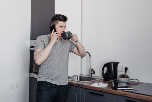 мужчина спокойно работает дома и снимает стресс
 - Фото, изображение