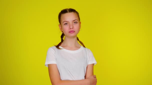 Tiener meisje in een wit T-shirt kauwt kauwgom en blaast een bel - Video