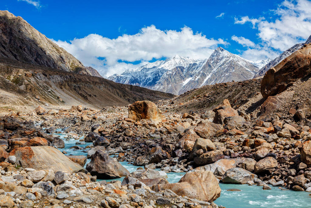 Rio Chandra no Himalaia
 - Foto, Imagem