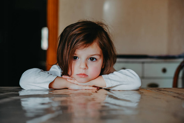 Little girl is being sad - Foto, afbeelding