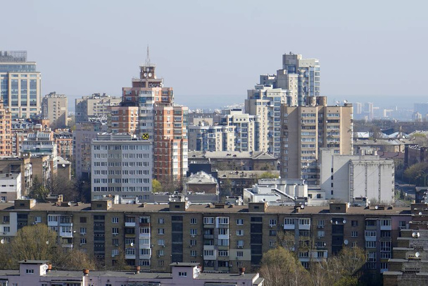 Europa, Kiev, Ucrania - Abril 2020: Vista de los bienes raíces de la ciudad. Smog envolvió la ciudad. Haze sobre la ciudad debido a incendios forestales
. - Foto, Imagen