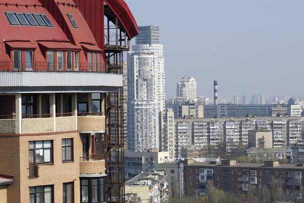 Europa, Kiew, Ukraine - April 2020: Blick auf die Stadtimmobilien. Smog hüllte die Stadt ein. Dunst über der Stadt wegen Waldbränden. - Foto, Bild