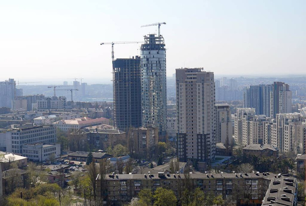 Europa, Kiev, Ucrania - Abril 2020: Vista de los bienes raíces de la ciudad. Edificios residenciales de apartamentos. Casas viejas y nuevas en la ciudad. Edificio nuevo
. - Foto, imagen