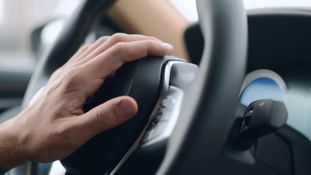 Nervöser unerkannter Fahrer piepst im Auto Nahaufnahme Männliche Hand drückt Horn - Filmmaterial, Video