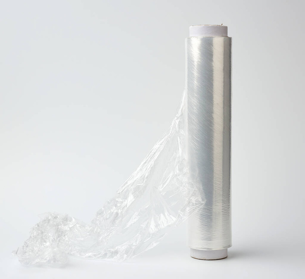 grande rolo de filme transparente branco ferida para embrulhar alimentos, fundo branco, close-up
 - Foto, Imagem