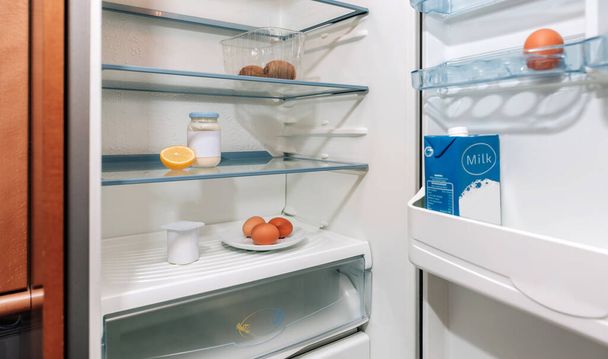 Холодильник майже порожній через кризу
 - Фото, зображення