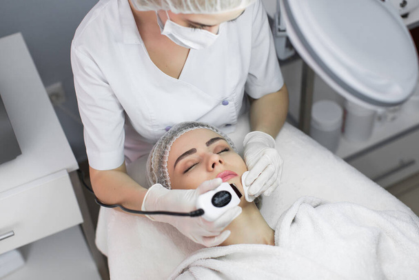 Skin Care. Close-up Of Beautiful Woman Receiving Ultrasound Cavitation Facial Peeling. Ultrasonic Skin Cleansing Procedure. Beauty Treatment. Cosmetology. Beauty Spa Salon - Foto, immagini