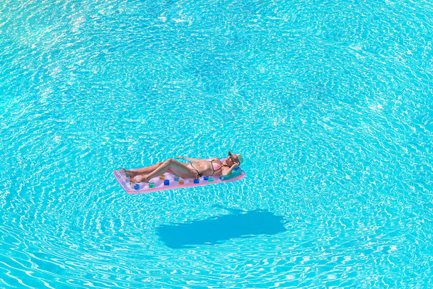 bela jovem mulher relaxante na piscina. - Foto, Imagem