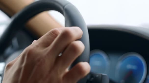 Männliche Hand klopft mit den Fingern am Lenkrad. Mann legt Finger aufs Rad - Filmmaterial, Video