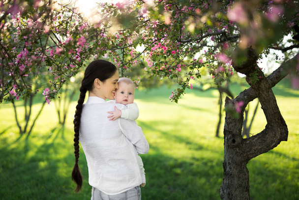 Portrait Beautiful Mother And Baby outdoors. Nature. Beauty Mum and her Child playing in Park. - Foto, Imagem
