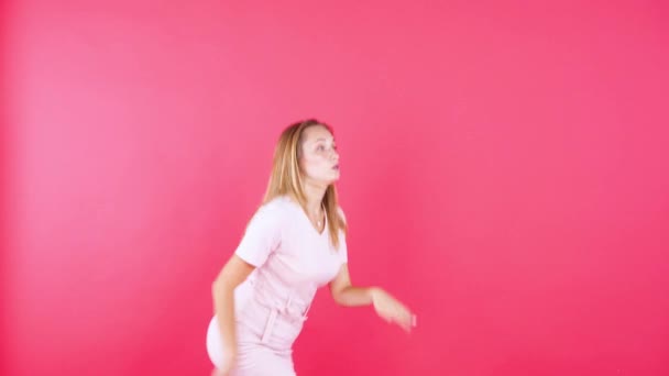 Cheerful woman dancing over red background - Video, Çekim