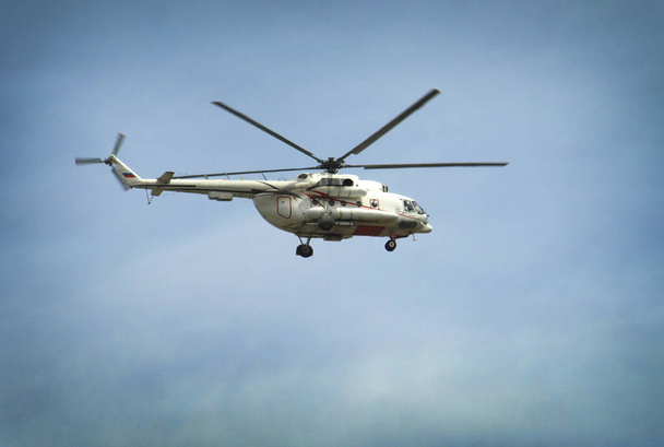 Ελικόπτερο που πετάει στον γαλάζιο ουρανό  - Φωτογραφία, εικόνα