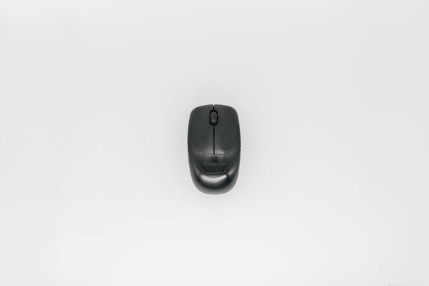 Stará počítačová myš na bílém pozadí zblízka. Pohled shora - Fotografie, Obrázek