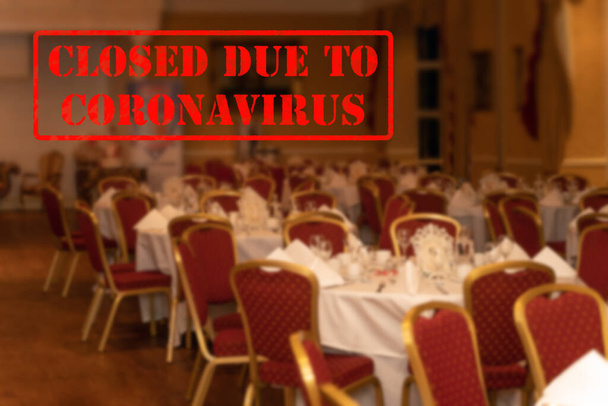 Vista desenfocada y borrosa del interior de un lujoso lugar o restaurante de bodas, vacío y cerrado debido a coronavirus o covid 19 pandemias
 - Foto, Imagen