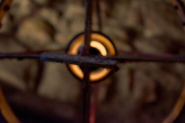 bas détail flou d'une vieille lampe forgée dans le plafond métallique
 - Photo, image