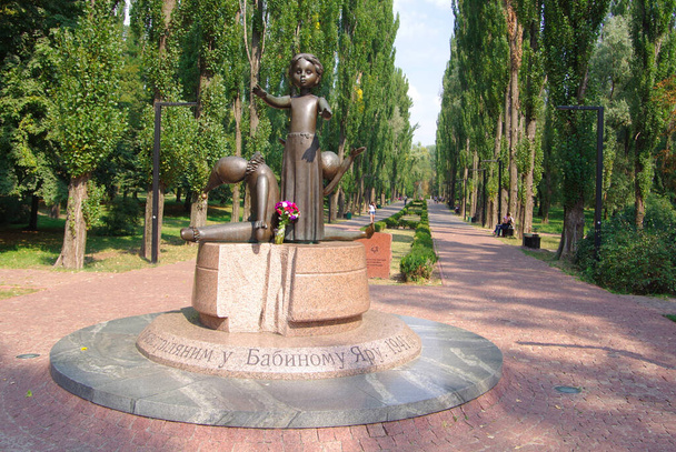 Κίεβο. Ουκρανία. 3.09.19. Μνημείο για τα παιδιά των θυμάτων του ναζισμού που πυροβολήθηκε στο Babi Yar. - Φωτογραφία, εικόνα