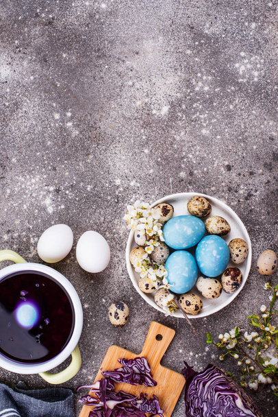 Proceso de pintar huevos de Pascua en azul - Foto, imagen
