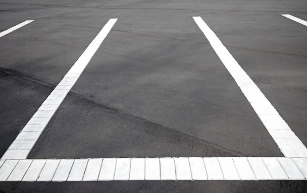 Паркувальні позначки на парковці для автомобілів
. - Фото, зображення